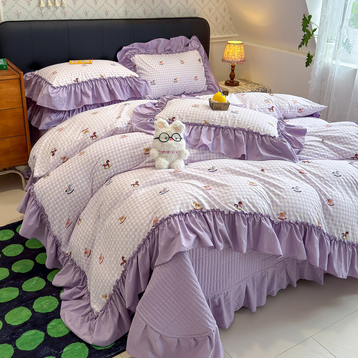 91家纺网 家纺一手货源 找家纺 赫梵茜 2026新款韩系古法韩国水洗棉仿棉云感棉大布袋法式浪漫大花边床盖四件套 木马-紫