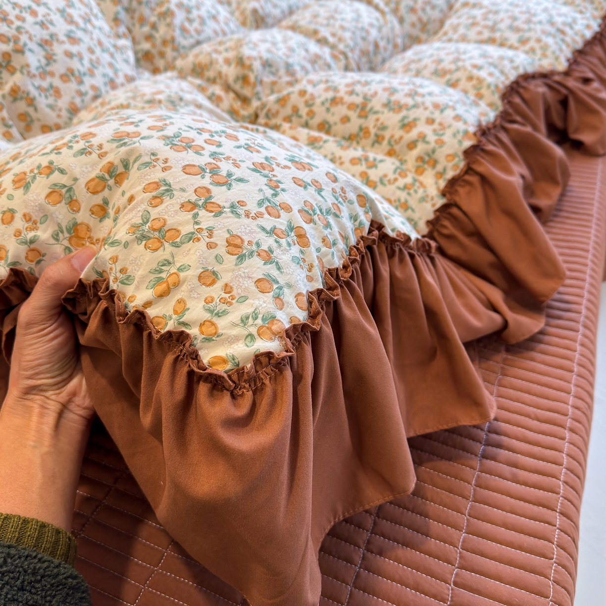 91家纺网 家纺一手货源 找家纺 赫梵茜 2026新款韩系古法韩国水洗棉仿棉云感棉大布袋法式浪漫大花边床盖四件套 春华秋实