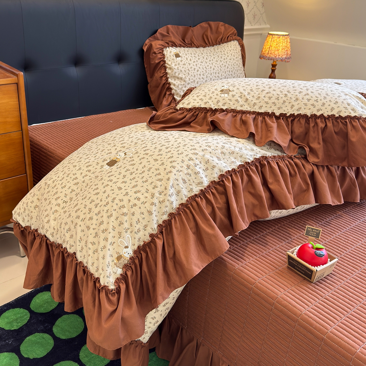 91家纺网 家纺一手货源 找家纺 赫梵茜 2026新款韩系古法韩国水洗棉仿棉云感棉大布袋法式浪漫大花边床盖四件套 织梦时空