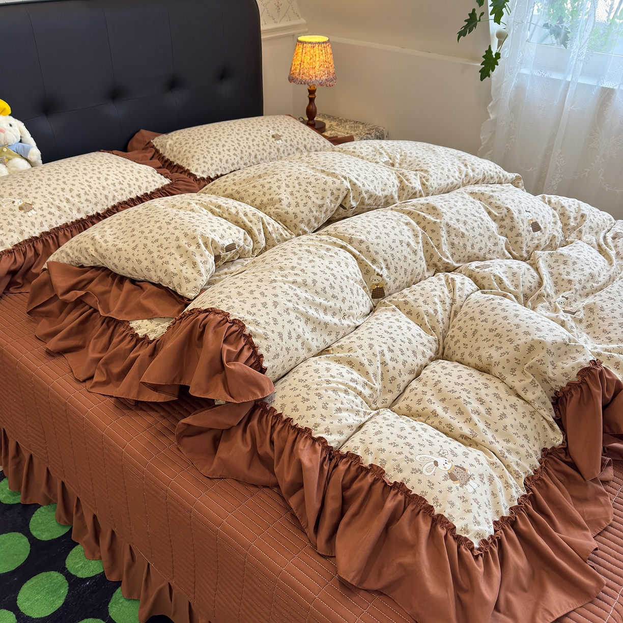 91家纺网 家纺一手货源 找家纺 赫梵茜 2026新款韩系古法韩国水洗棉仿棉云感棉大布袋法式浪漫大花边床盖四件套 织梦时空