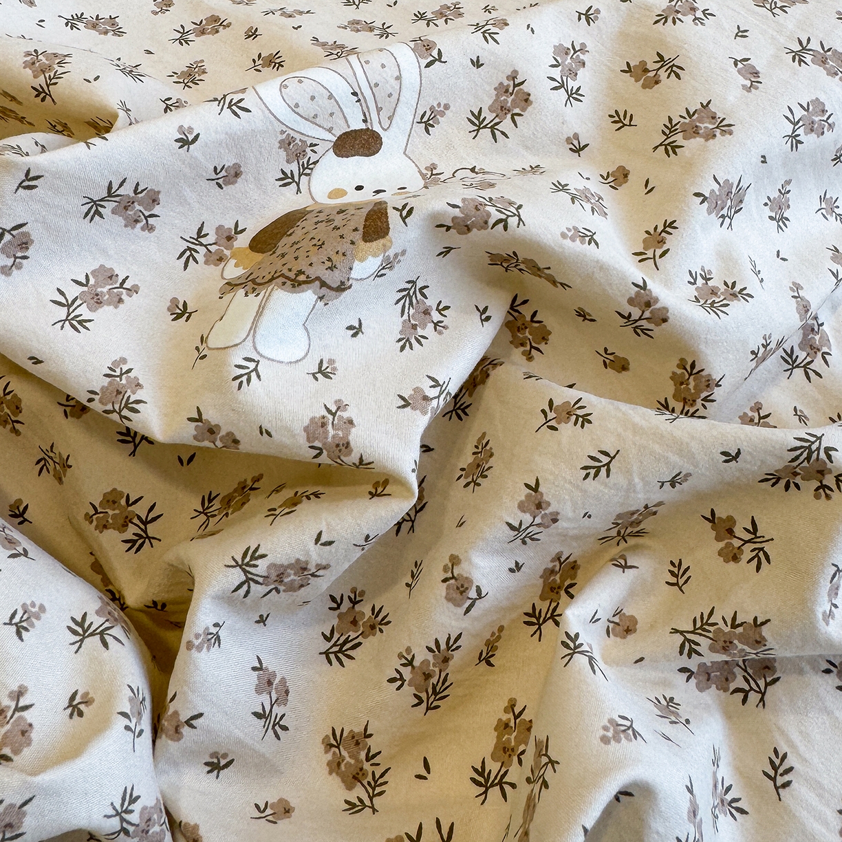 91家纺网 家纺一手货源 找家纺 赫梵茜 2026新款韩系古法韩国水洗棉仿棉云感棉大布袋法式浪漫大花边床盖四件套 织梦时空