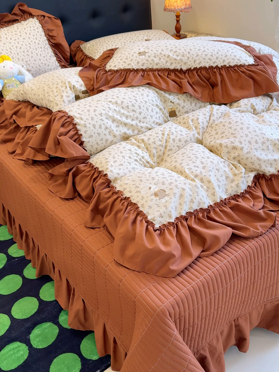 91家纺网 家纺一手货源 找家纺 赫梵茜 2026新款韩系古法韩国水洗棉仿棉云感棉大布袋法式浪漫大花边床盖四件套 织梦时空