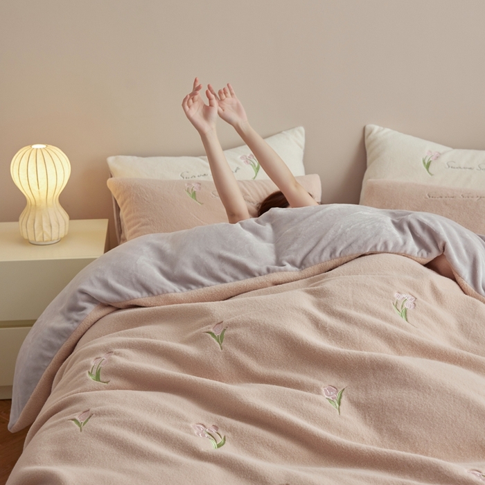 91家纺网 家纺一手货源 找家纺 （总）初拾 2024新款300g暖羊绒绣花牛奶绒四件套-绒郁金香