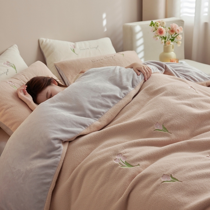 91家纺网 家纺一手货源 找家纺 （总）初拾 2024新款300g暖羊绒绣花牛奶绒四件套-绒郁金香