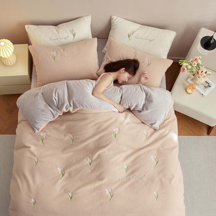 91家纺网 家纺一手货源 找家纺 （总）初拾 2024新款300g暖羊绒绣花牛奶绒四件套-绒郁金香