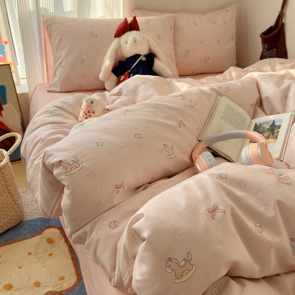 91家纺网 家纺一手货源 找家纺 XIWEN-希文家纺 2026春夏新款40支全棉13372卡通四件套 草莓小马-粉