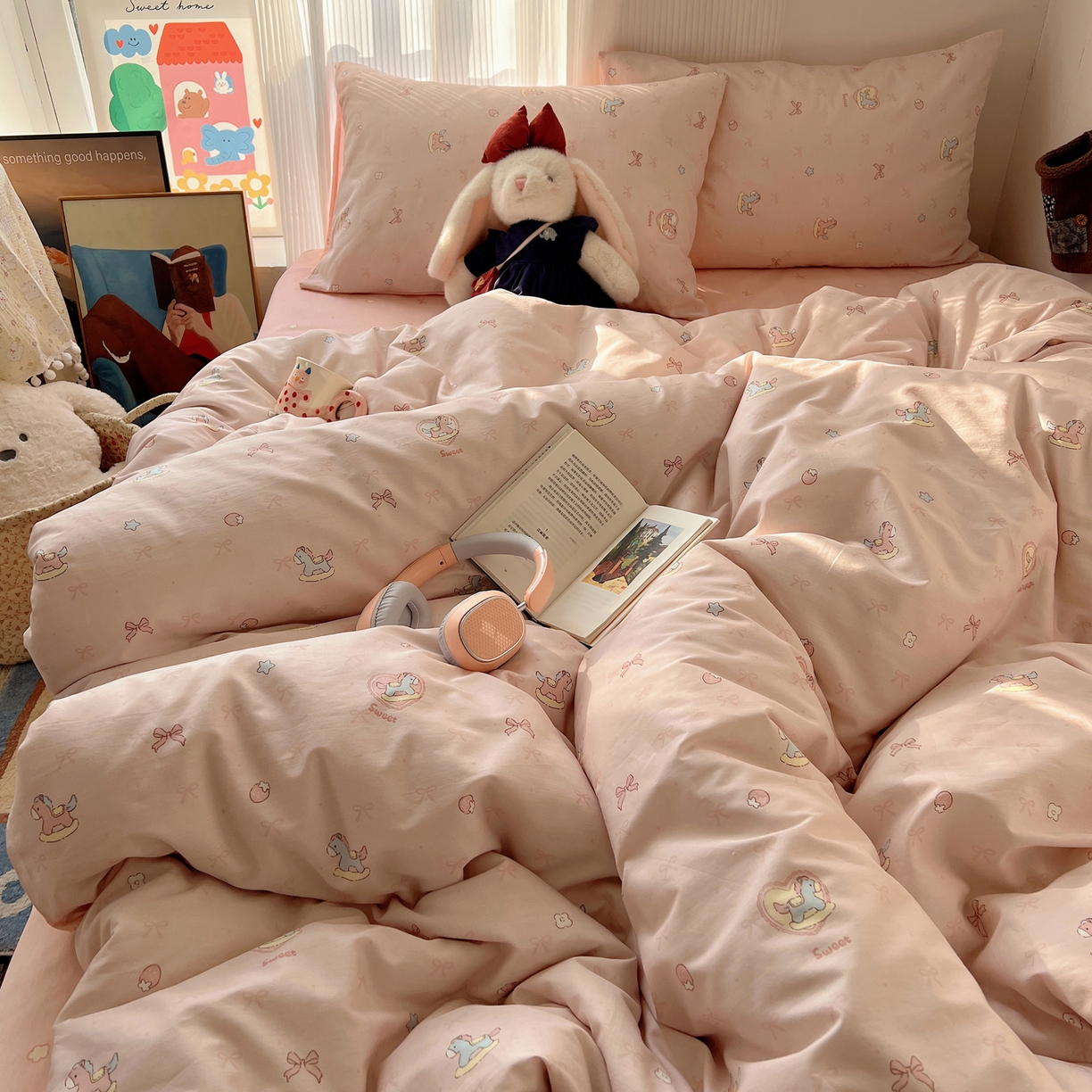 91家纺网 家纺一手货源 找家纺 XIWEN-希文家纺 2026春夏新款40支全棉13372卡通四件套 草莓小马-粉