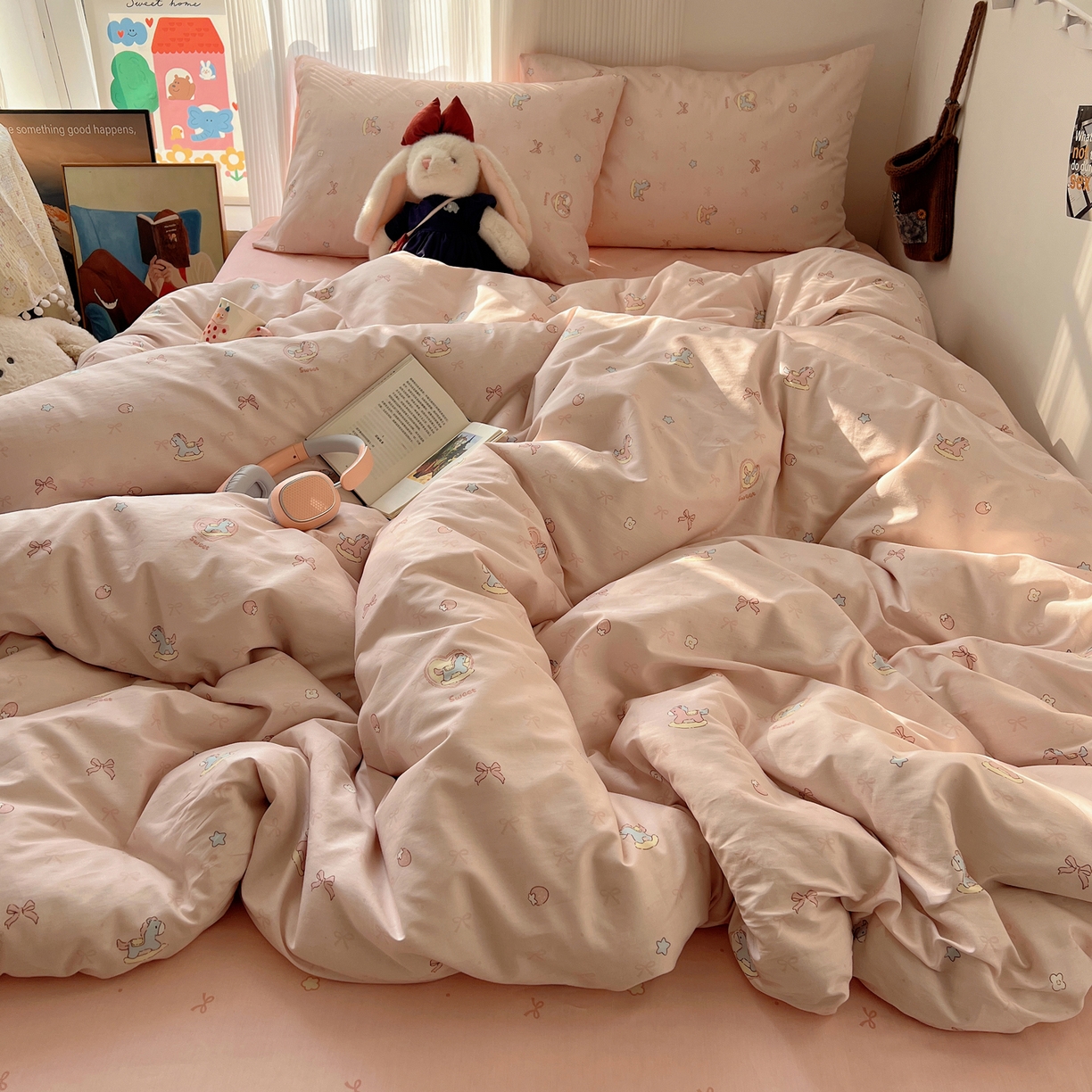 91家纺网 家纺一手货源 找家纺 XIWEN-希文家纺 2026春夏新款40支全棉13372卡通四件套 草莓小马-粉