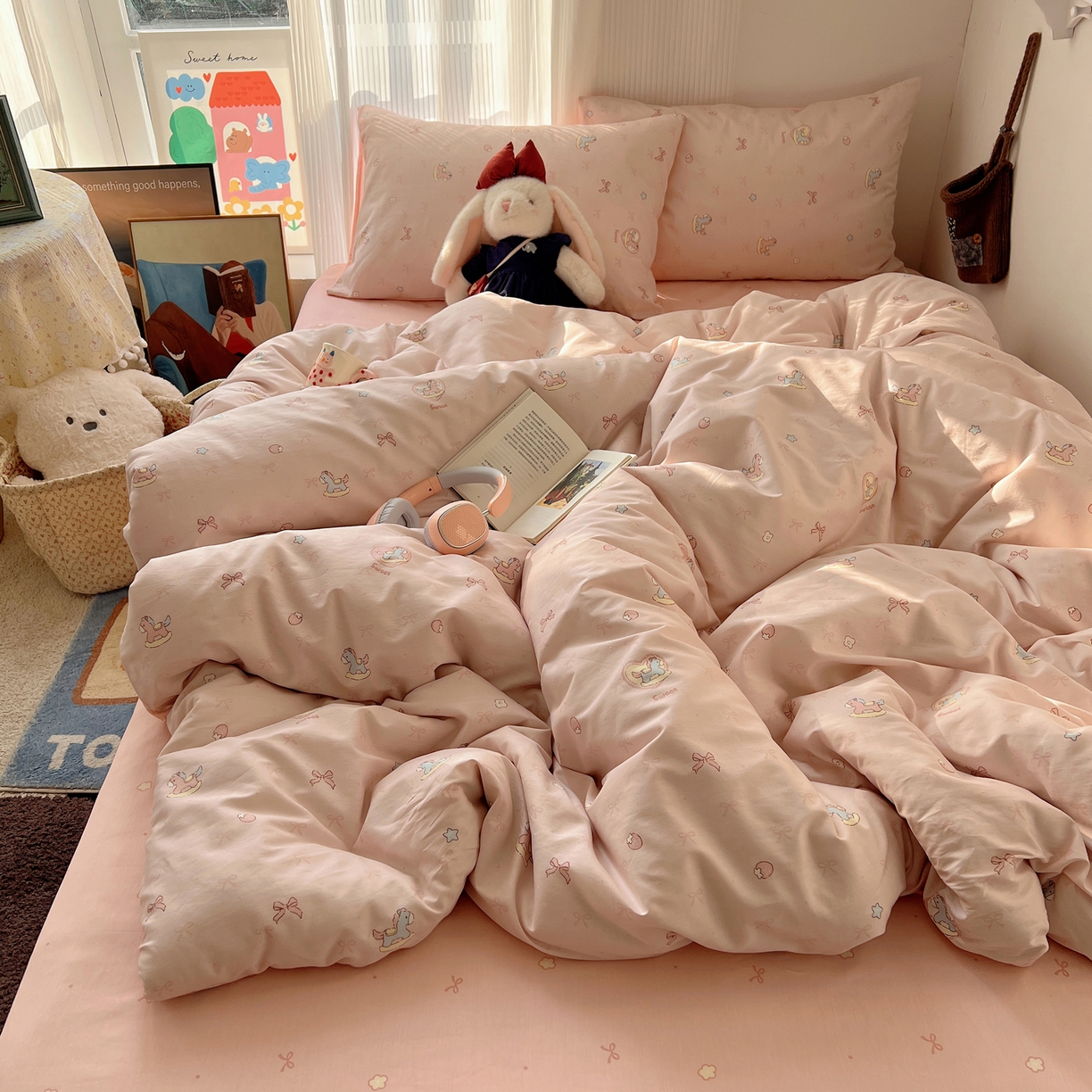 91家纺网 家纺一手货源 找家纺 XIWEN-希文家纺 2026春夏新款40支全棉13372卡通四件套 草莓小马-粉