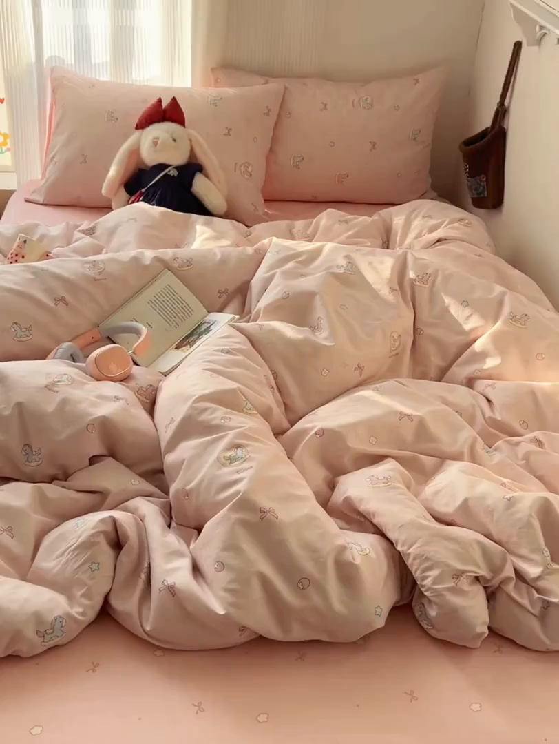 91家纺网 家纺一手货源 找家纺 XIWEN-希文家纺 2026春夏新款40支全棉13372卡通四件套 草莓小马-粉