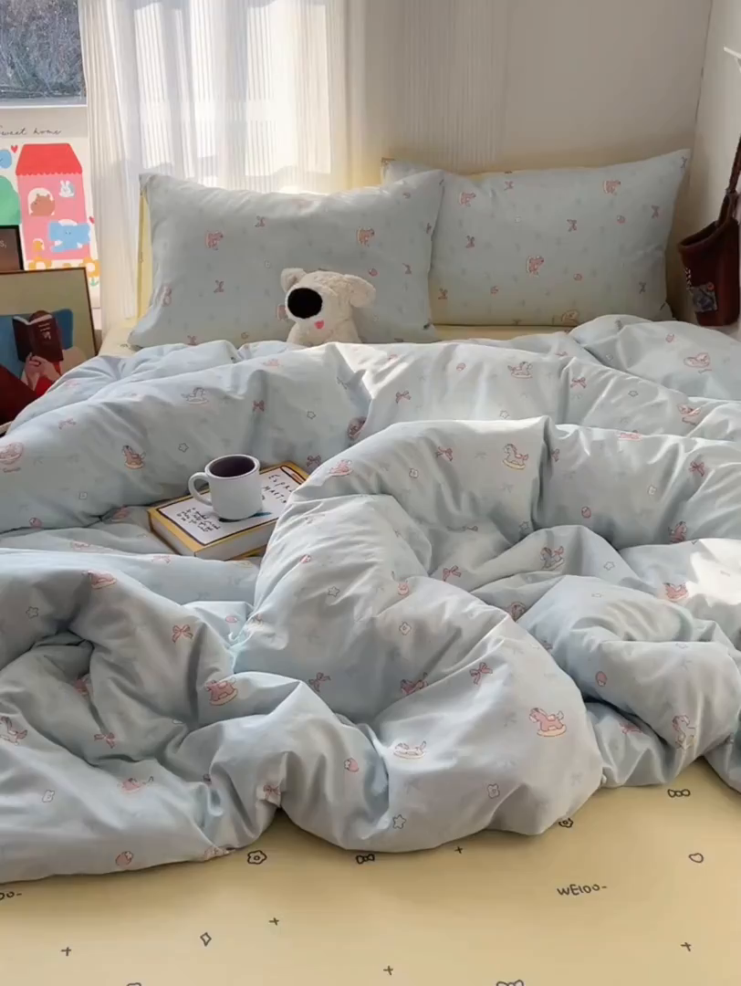 91家纺网 家纺一手货源 找家纺 XIWEN-希文家纺 2026春夏新款40支全棉13372卡通四件套 草莓小马-兰