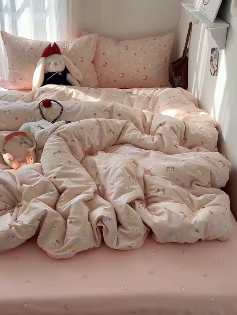 91家纺网 家纺一手货源 找家纺 XIWEN-希文家纺 2026春夏新款40支全棉13372卡通四件套 甜酱小猫-粉