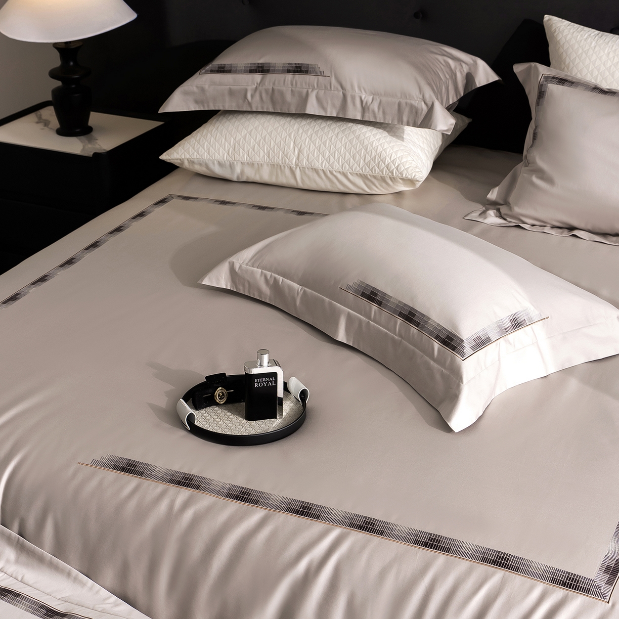 91家纺网 家纺一手货源 找家纺 时亿家居 2026新款100支全棉纯棉绣花四件套-至简逸品系列 逸品-卡其