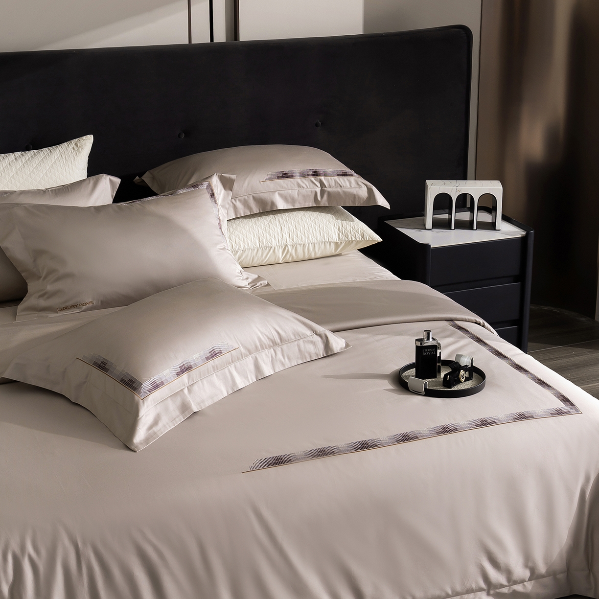 91家纺网 家纺一手货源 找家纺 时亿家居 2026新款100支全棉纯棉绣花四件套-至简逸品系列 逸品-卡其