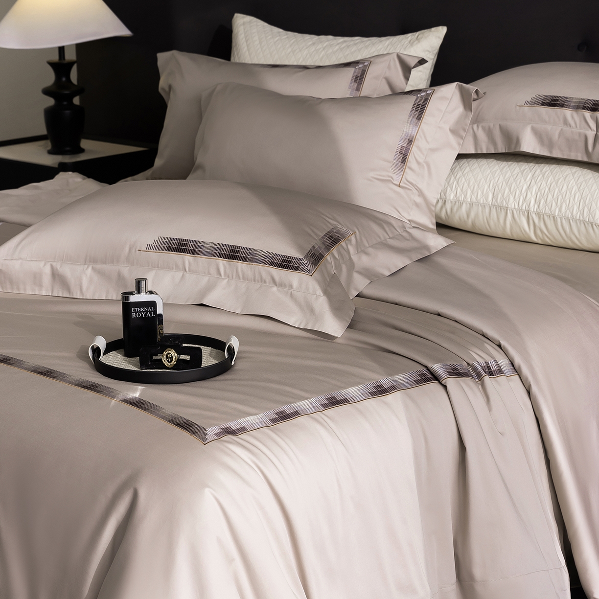 91家纺网 家纺一手货源 找家纺 时亿家居 2026新款100支全棉纯棉绣花四件套-至简逸品系列 逸品-卡其