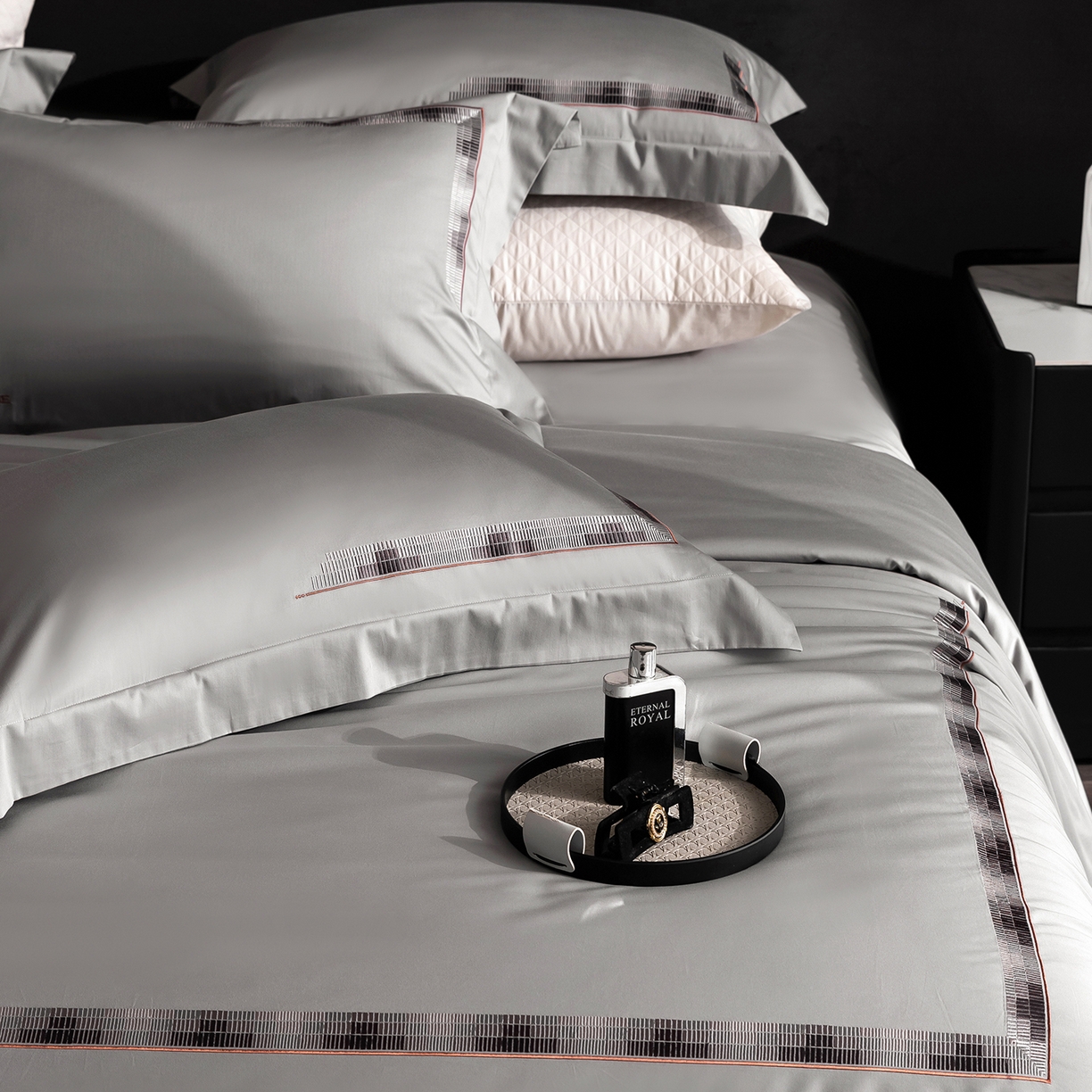 91家纺网 家纺一手货源 找家纺 时亿家居 2026新款100支全棉纯棉绣花四件套-至简逸品系列 逸品-灰