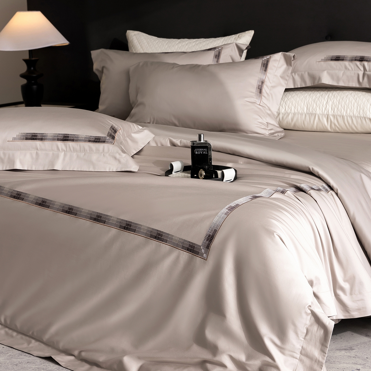 91家纺网 家纺一手货源 找家纺 时亿家居 2026新款100支全棉纯棉绣花四件套-至简逸品系列 逸品-卡其