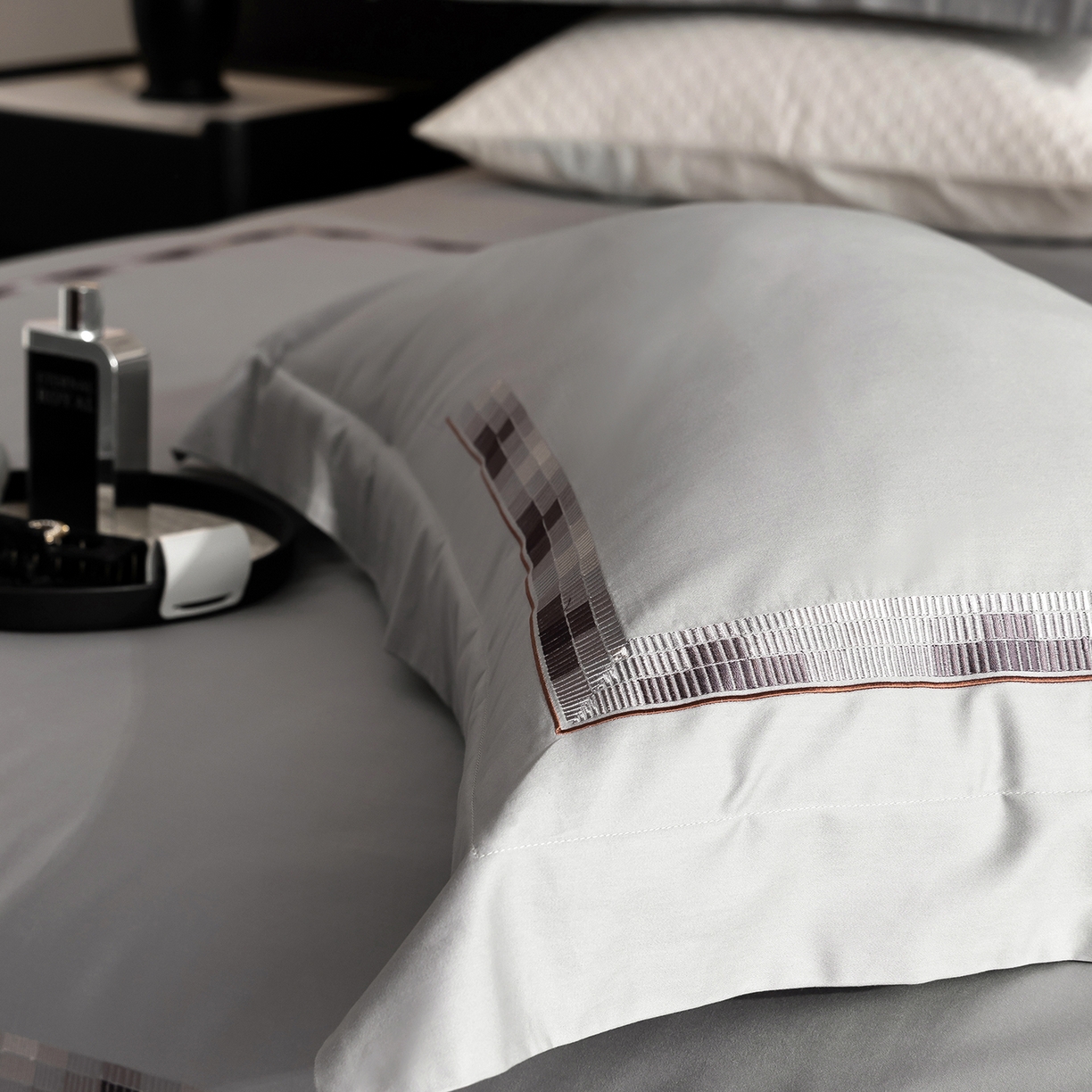 91家纺网 家纺一手货源 找家纺 时亿家居 2026新款100支全棉纯棉绣花四件套-至简逸品系列 逸品-灰