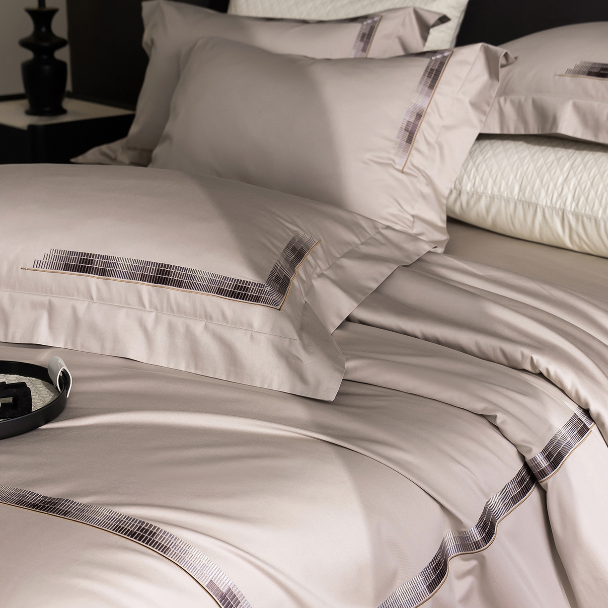 91家纺网 家纺一手货源 找家纺 时亿家居 2026新款100支全棉纯棉绣花四件套-至简逸品系列 逸品-卡其