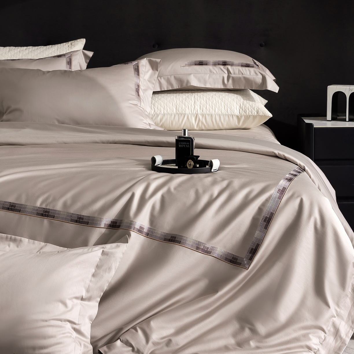 91家纺网 家纺一手货源 找家纺 时亿家居 2026新款100支全棉纯棉绣花四件套-至简逸品系列 逸品-卡其