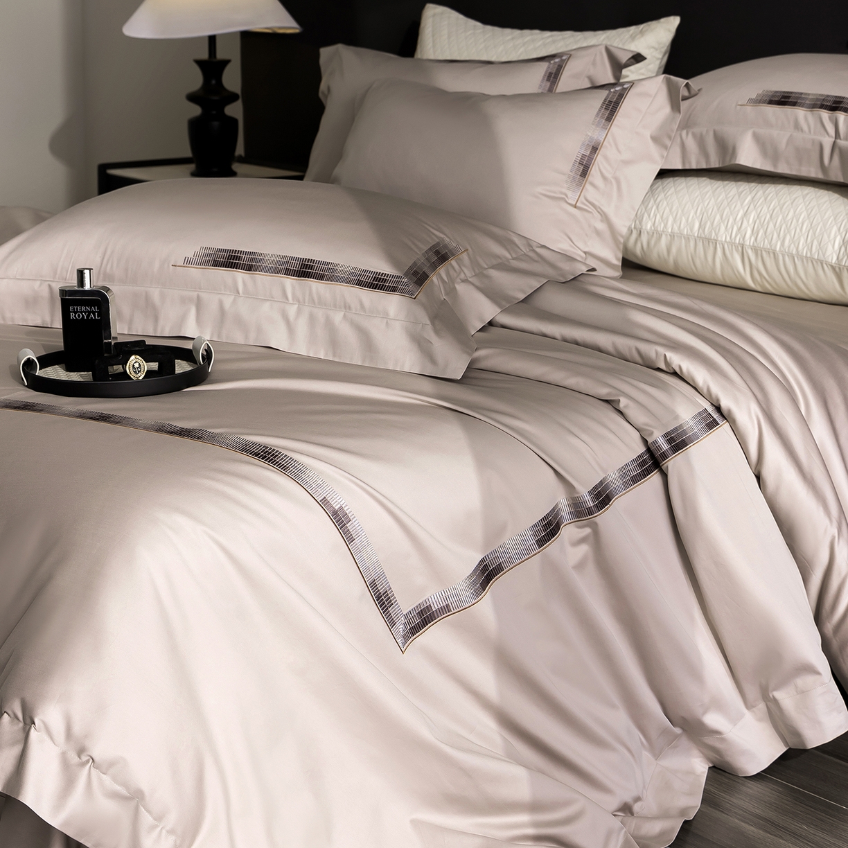 91家纺网 家纺一手货源 找家纺 时亿家居 2026新款100支全棉纯棉绣花四件套-至简逸品系列 逸品-卡其