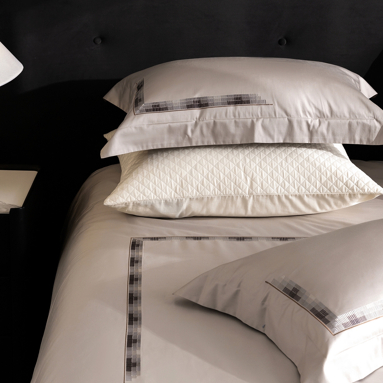 91家纺网 家纺一手货源 找家纺 时亿家居 2026新款100支全棉纯棉绣花四件套-至简逸品系列 逸品-卡其