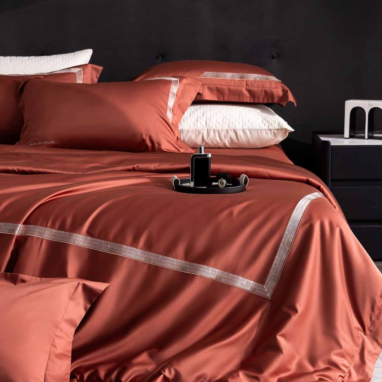 91家纺网 家纺一手货源 找家纺 时亿家居 2026新款100支全棉纯棉绣花四件套-至简逸品系列 逸品-红