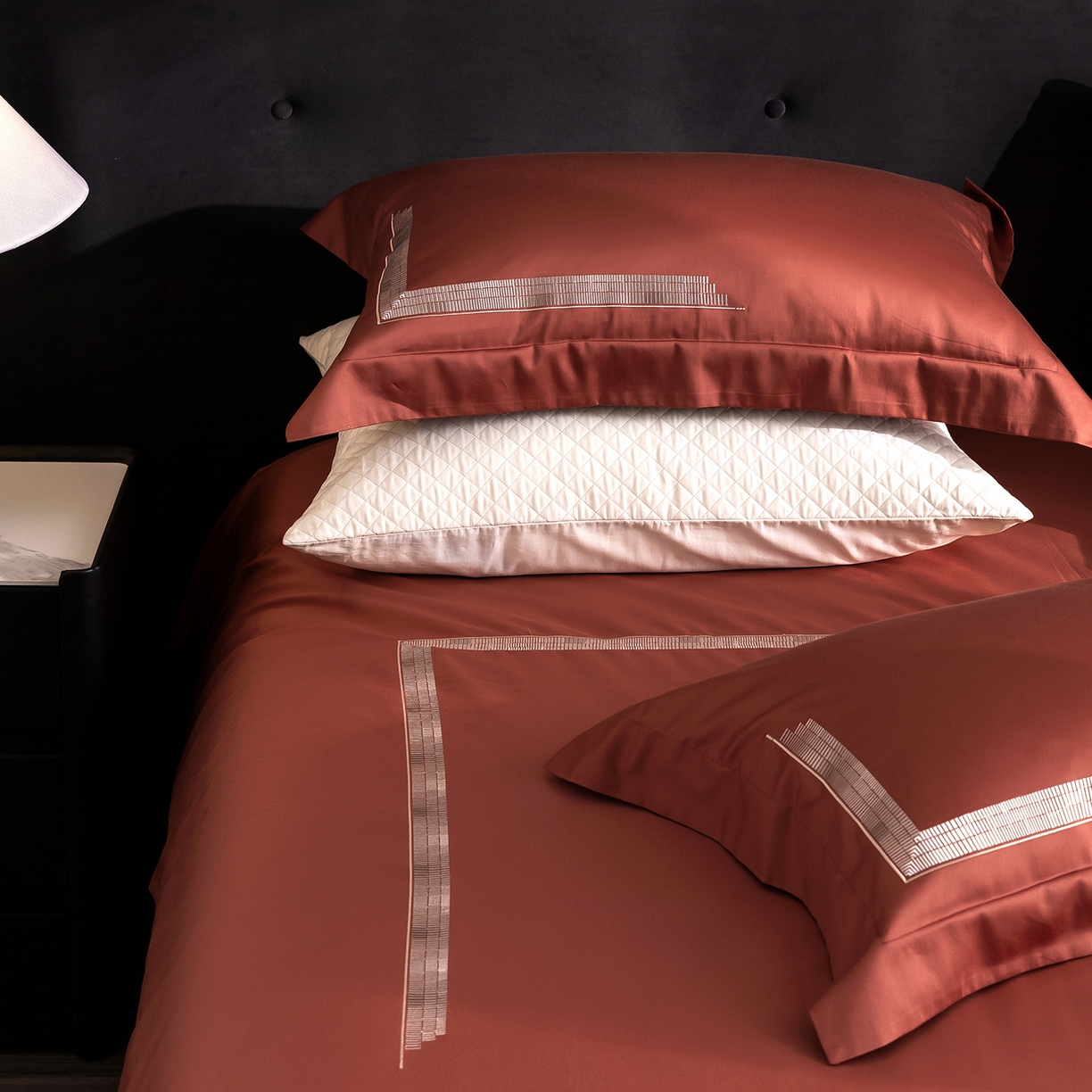 91家纺网 家纺一手货源 找家纺 时亿家居 2026新款100支全棉纯棉绣花四件套-至简逸品系列 逸品-红