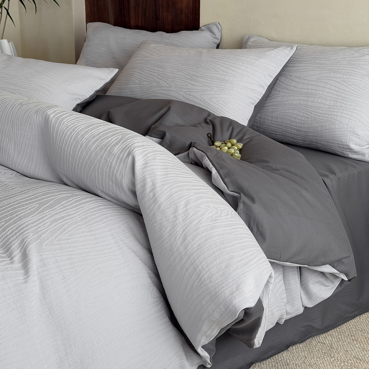 91家纺网 家纺一手货源 找家纺 静家居-简约原创家纺 2026新款奶油叱咤风60s全棉纯棉厚织提花四件套轻屿 轻屿-烟灰