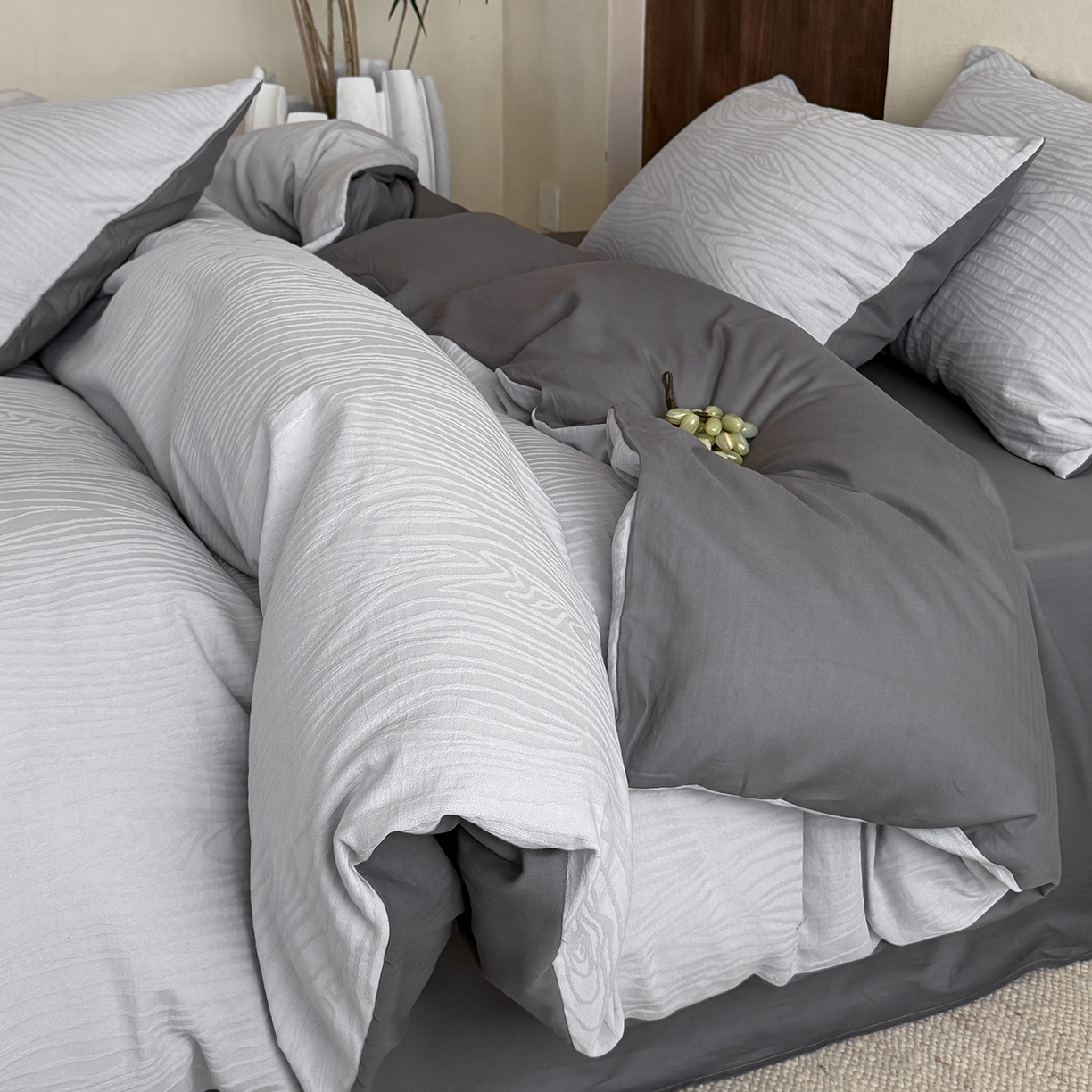 91家纺网 家纺一手货源 找家纺 静家居-简约原创家纺 2026新款奶油叱咤风60s全棉纯棉厚织提花四件套轻屿 轻屿-烟灰