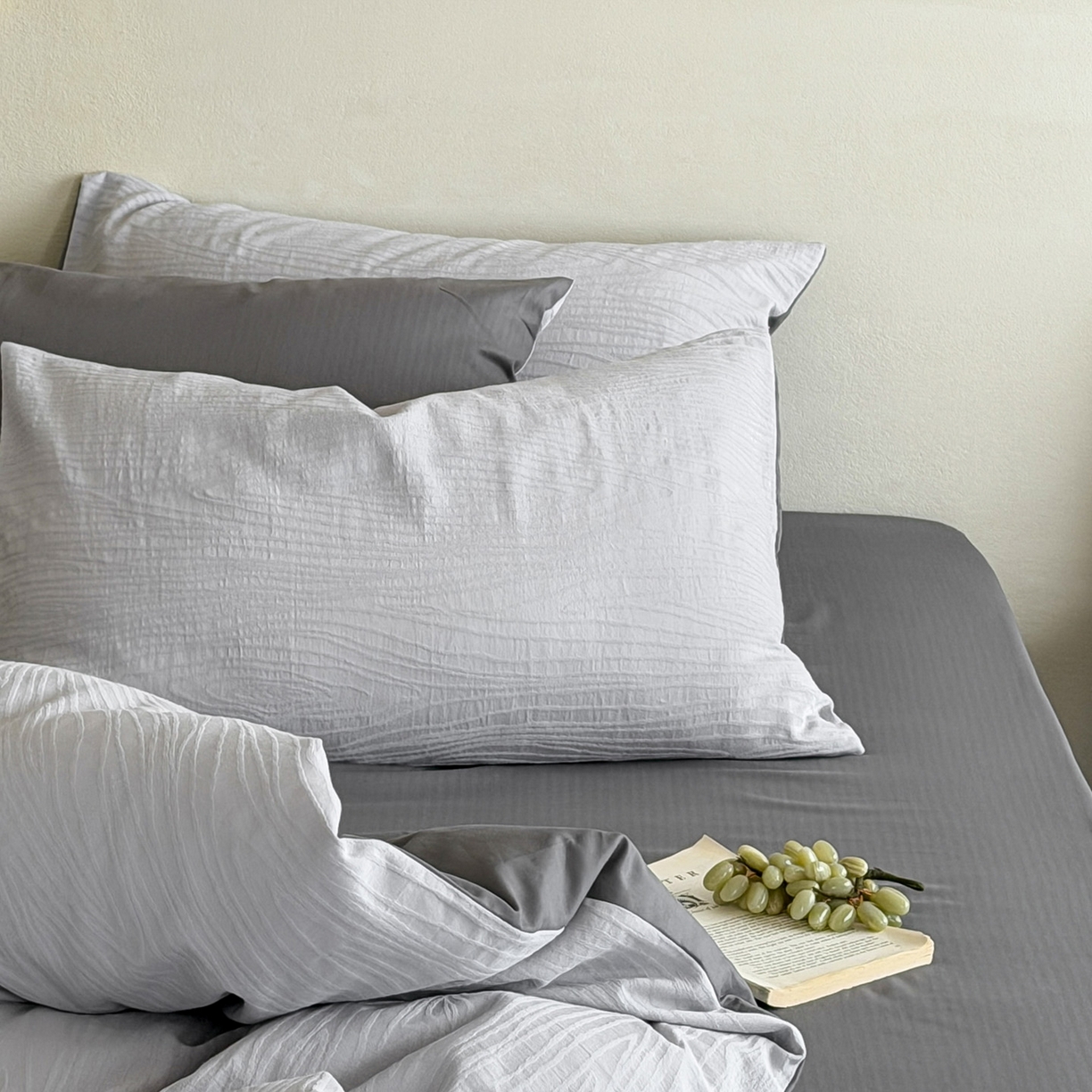 91家纺网 家纺一手货源 找家纺 静家居-简约原创家纺 2026新款奶油叱咤风60s全棉纯棉厚织提花四件套轻屿 轻屿-烟灰