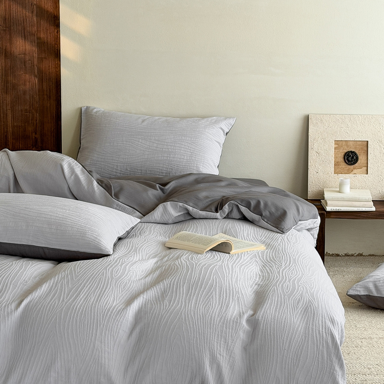 91家纺网 家纺一手货源 找家纺 静家居-简约原创家纺 2026新款奶油叱咤风60s全棉纯棉厚织提花四件套轻屿 轻屿-烟灰