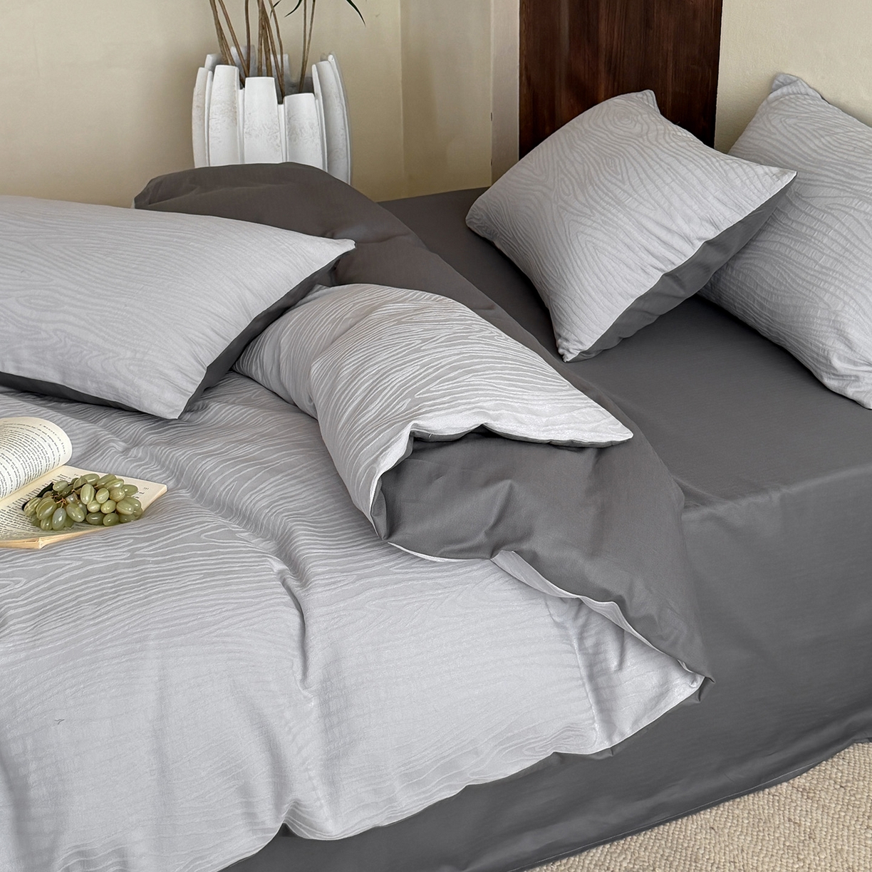 91家纺网 家纺一手货源 找家纺 静家居-简约原创家纺 2026新款奶油叱咤风60s全棉纯棉厚织提花四件套轻屿 轻屿-烟灰