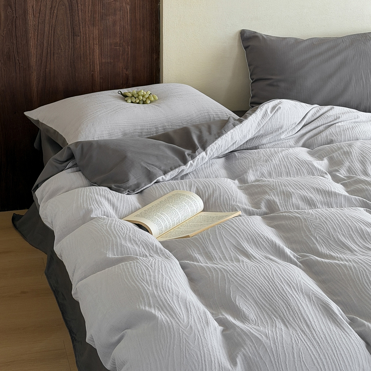 91家纺网 家纺一手货源 找家纺 静家居-简约原创家纺 2026新款奶油叱咤风60s全棉纯棉厚织提花四件套轻屿 轻屿-烟灰