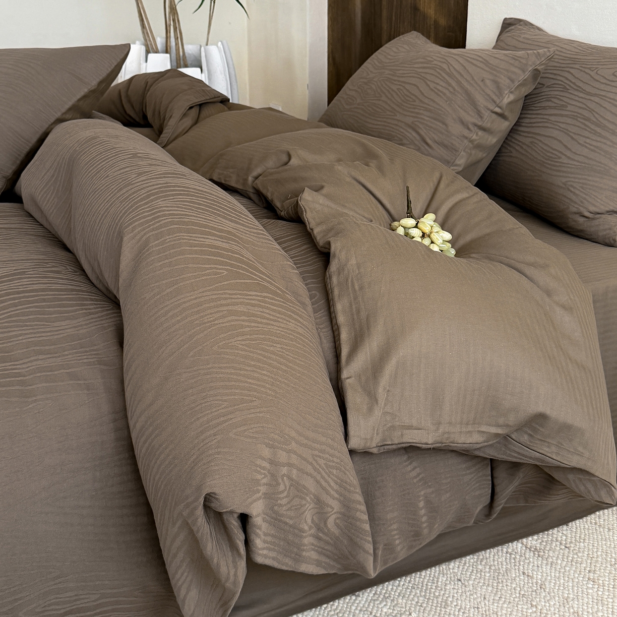 91家纺网 家纺一手货源 找家纺 静家居-简约原创家纺 2026新款奶油叱咤风60s全棉纯棉厚织提花四件套轻屿 轻屿-棕逸