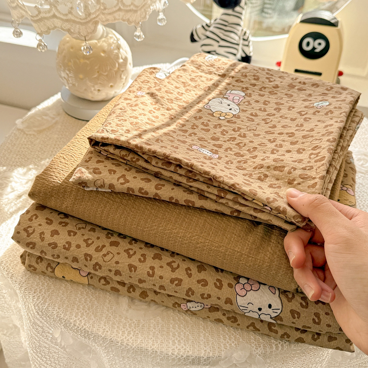 91家纺网 家纺一手货源 找家纺 朵朵家纺 2026新款云感木棉皱皱纱双层纱印花四件套 豹纹KT