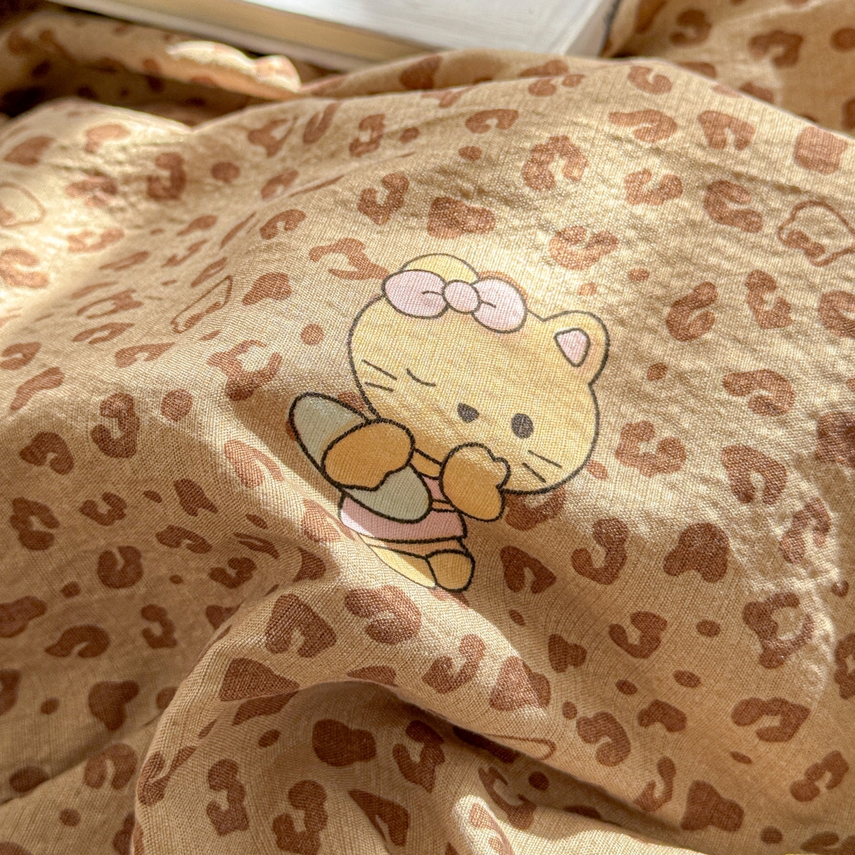 91家纺网 家纺一手货源 找家纺 朵朵家纺 2026新款云感木棉皱皱纱双层纱印花四件套 豹纹KT