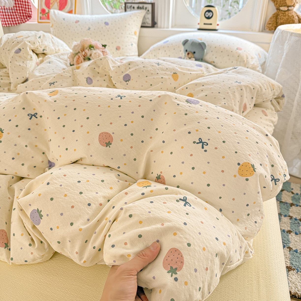 91家纺网 家纺一手货源 找家纺 朵朵家纺 2026新款云感木棉皱皱纱双层纱印花四件套 波点草莓