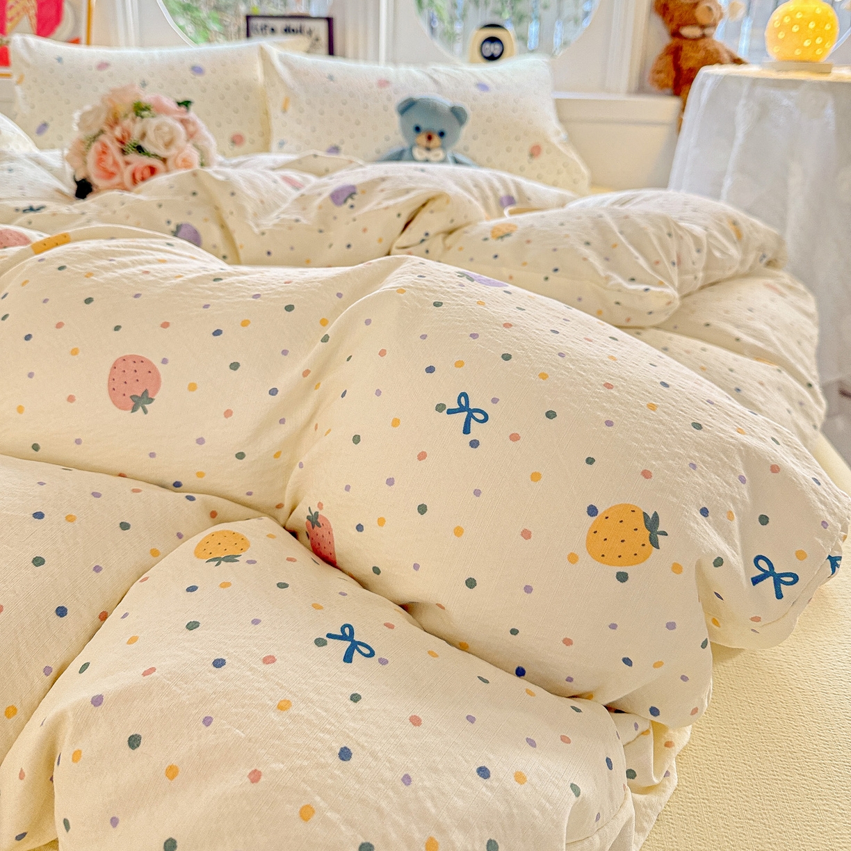 91家纺网 家纺一手货源 找家纺 朵朵家纺 2026新款云感木棉皱皱纱双层纱印花四件套 波点草莓