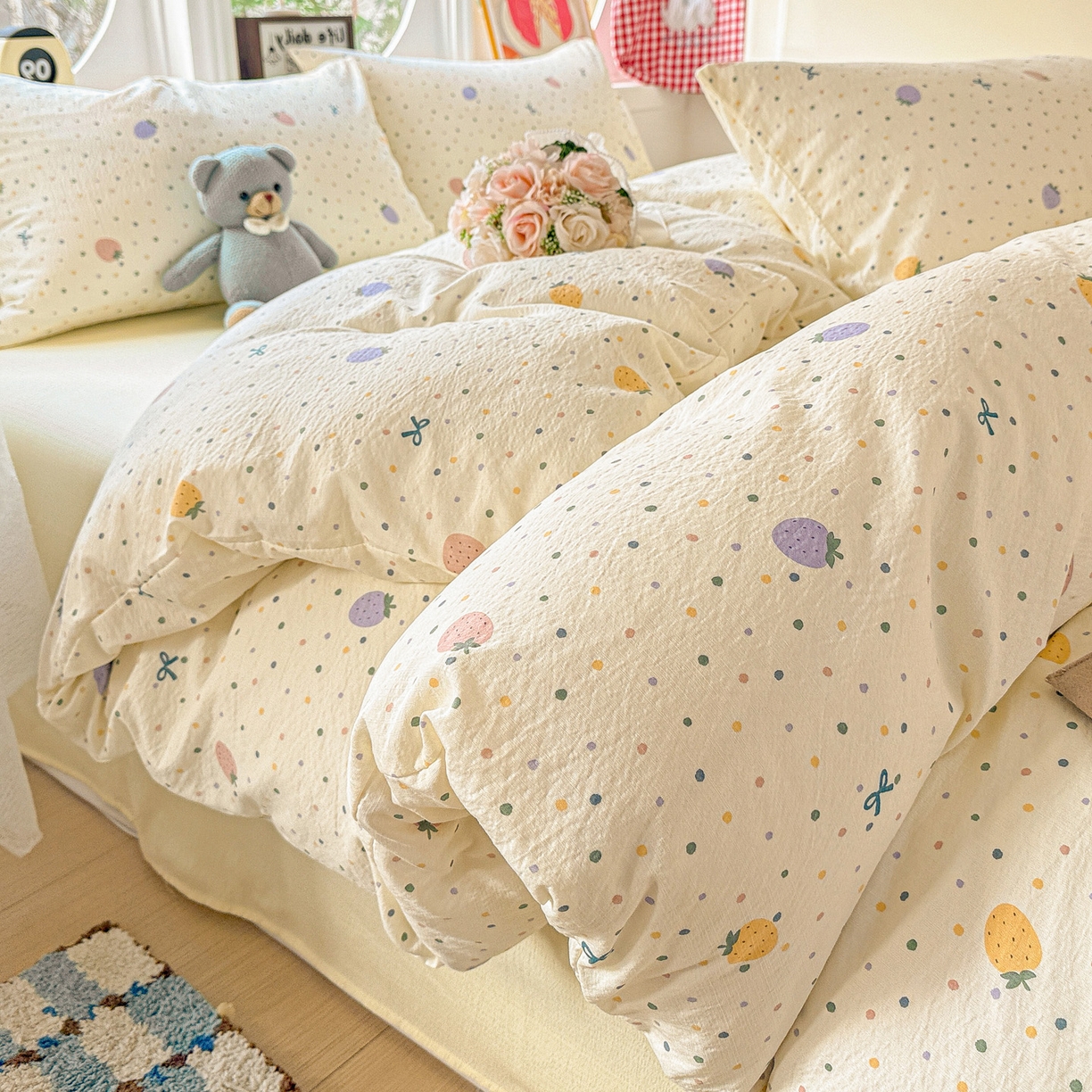 91家纺网 家纺一手货源 找家纺 朵朵家纺 2026新款云感木棉皱皱纱双层纱印花四件套 波点草莓