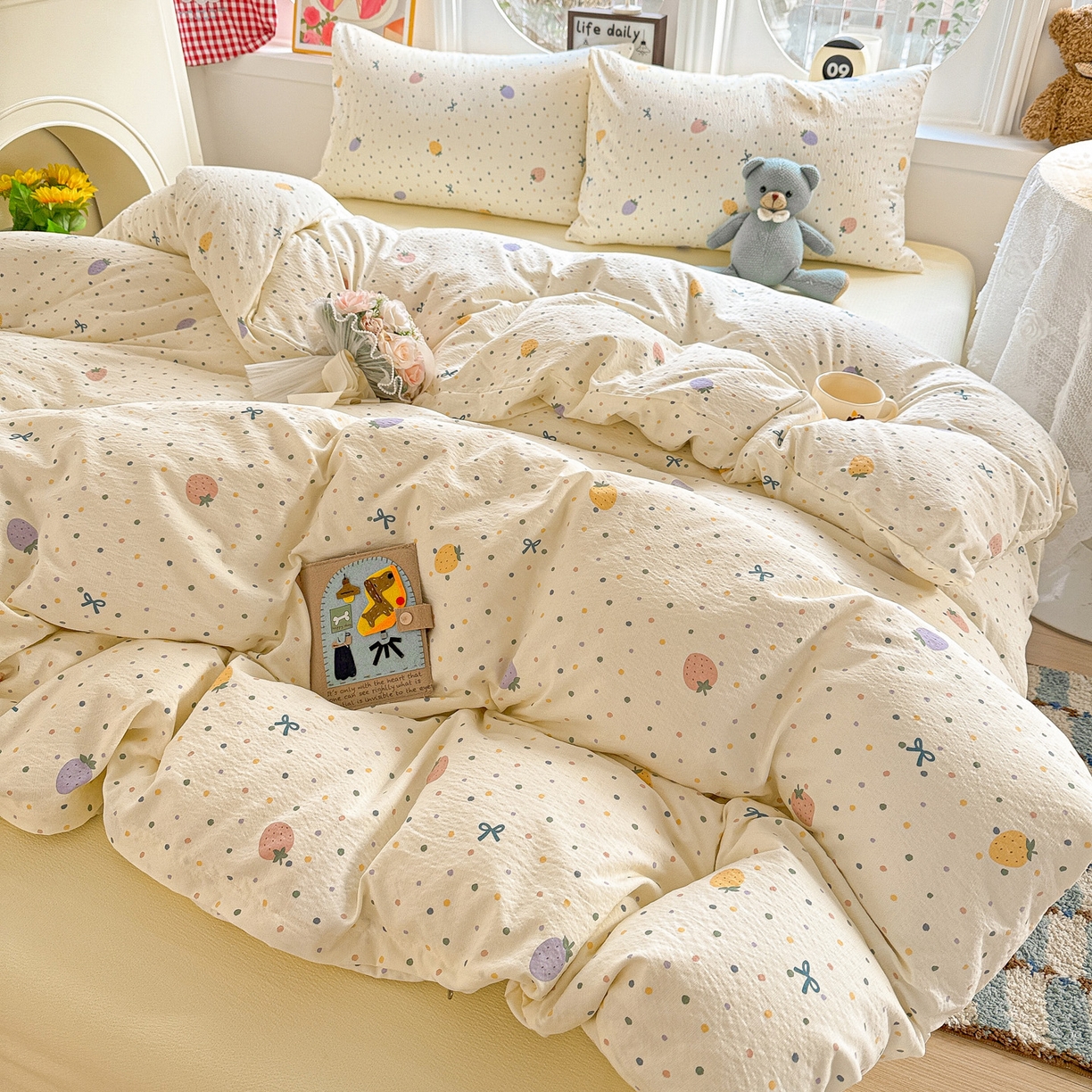 91家纺网 家纺一手货源 找家纺 朵朵家纺 2026新款云感木棉皱皱纱双层纱印花四件套 波点草莓