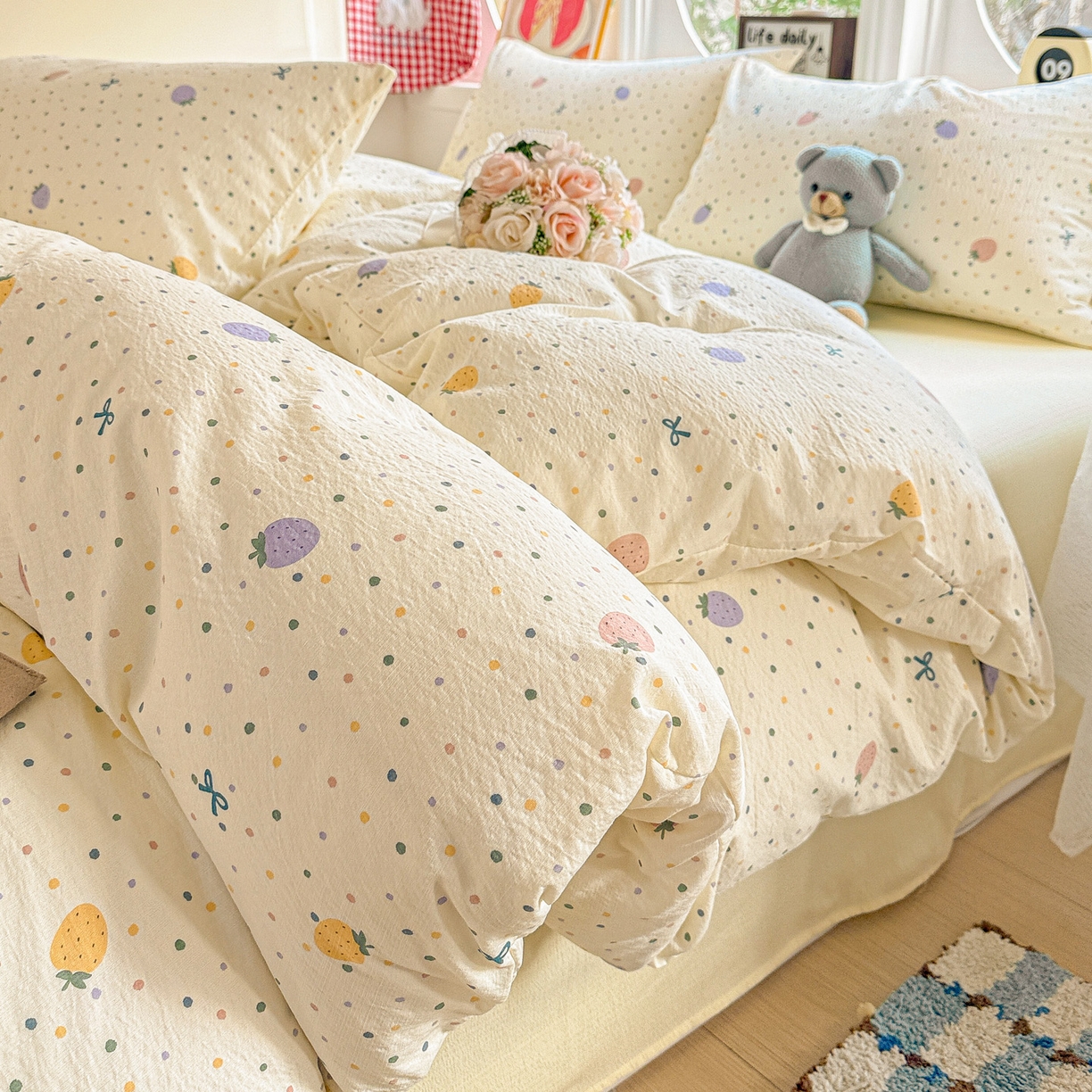 91家纺网 家纺一手货源 找家纺 朵朵家纺 2026新款云感木棉皱皱纱双层纱印花四件套 波点草莓