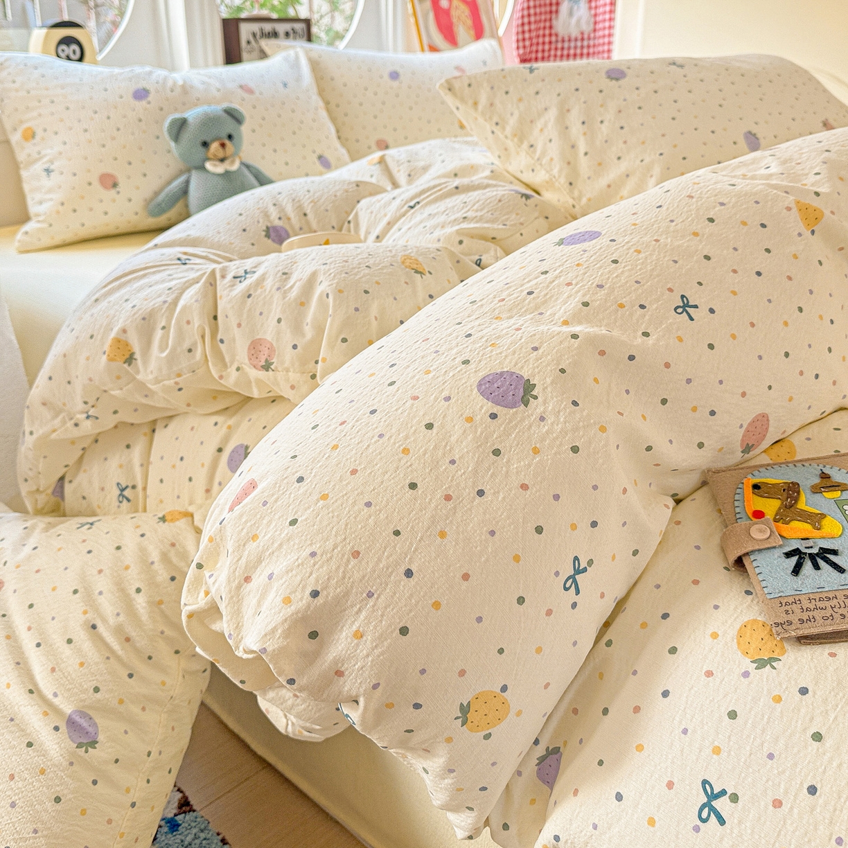 91家纺网 家纺一手货源 找家纺 朵朵家纺 2026新款云感木棉皱皱纱双层纱印花四件套 波点草莓