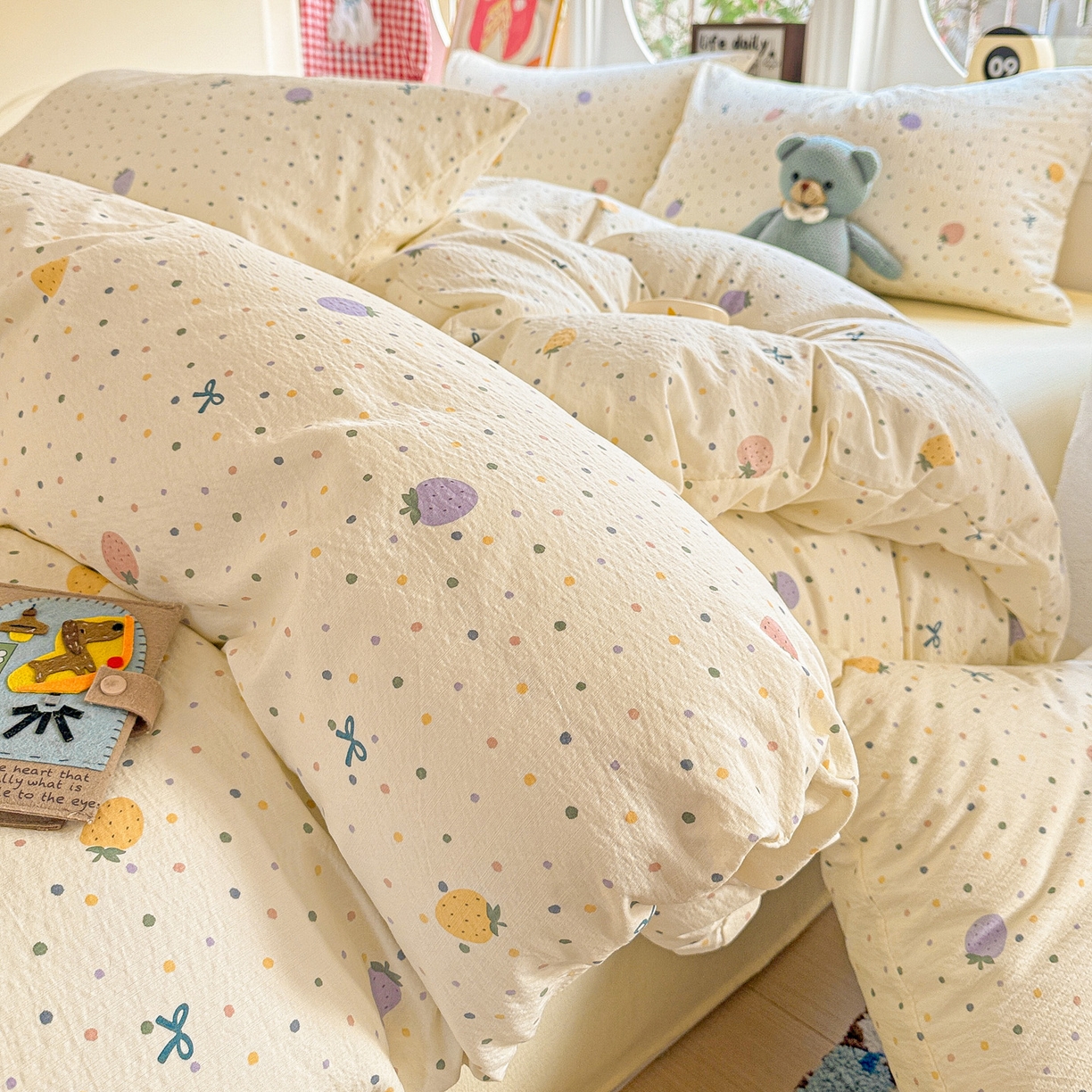 91家纺网 家纺一手货源 找家纺 朵朵家纺 2026新款云感木棉皱皱纱双层纱印花四件套 波点草莓