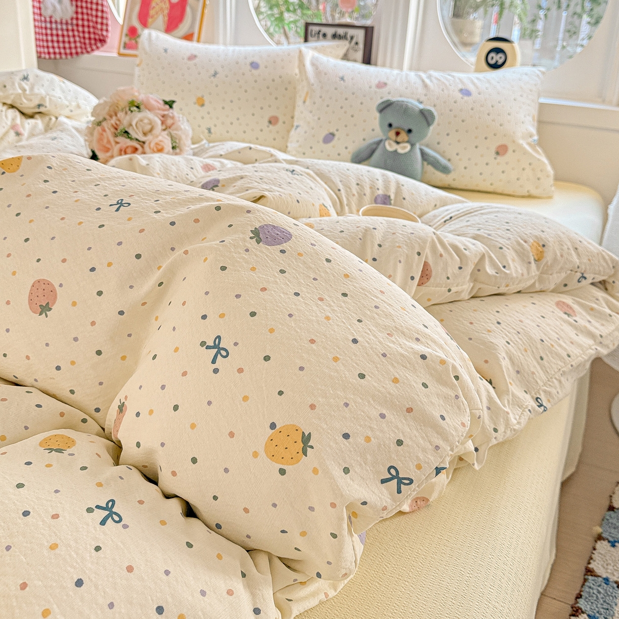 91家纺网 家纺一手货源 找家纺 朵朵家纺 2026新款云感木棉皱皱纱双层纱印花四件套 波点草莓