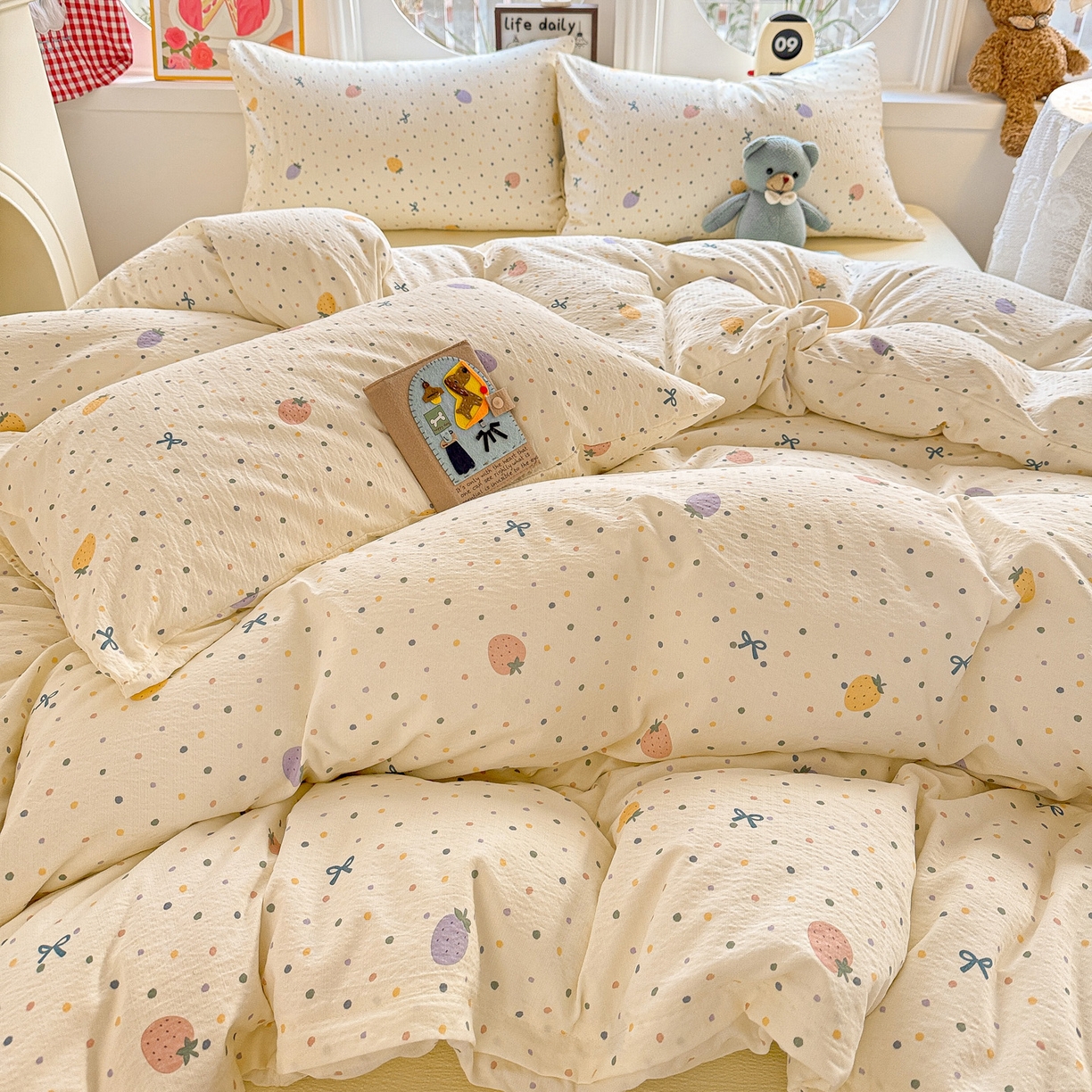 91家纺网 家纺一手货源 找家纺 朵朵家纺 2026新款云感木棉皱皱纱双层纱印花四件套 波点草莓