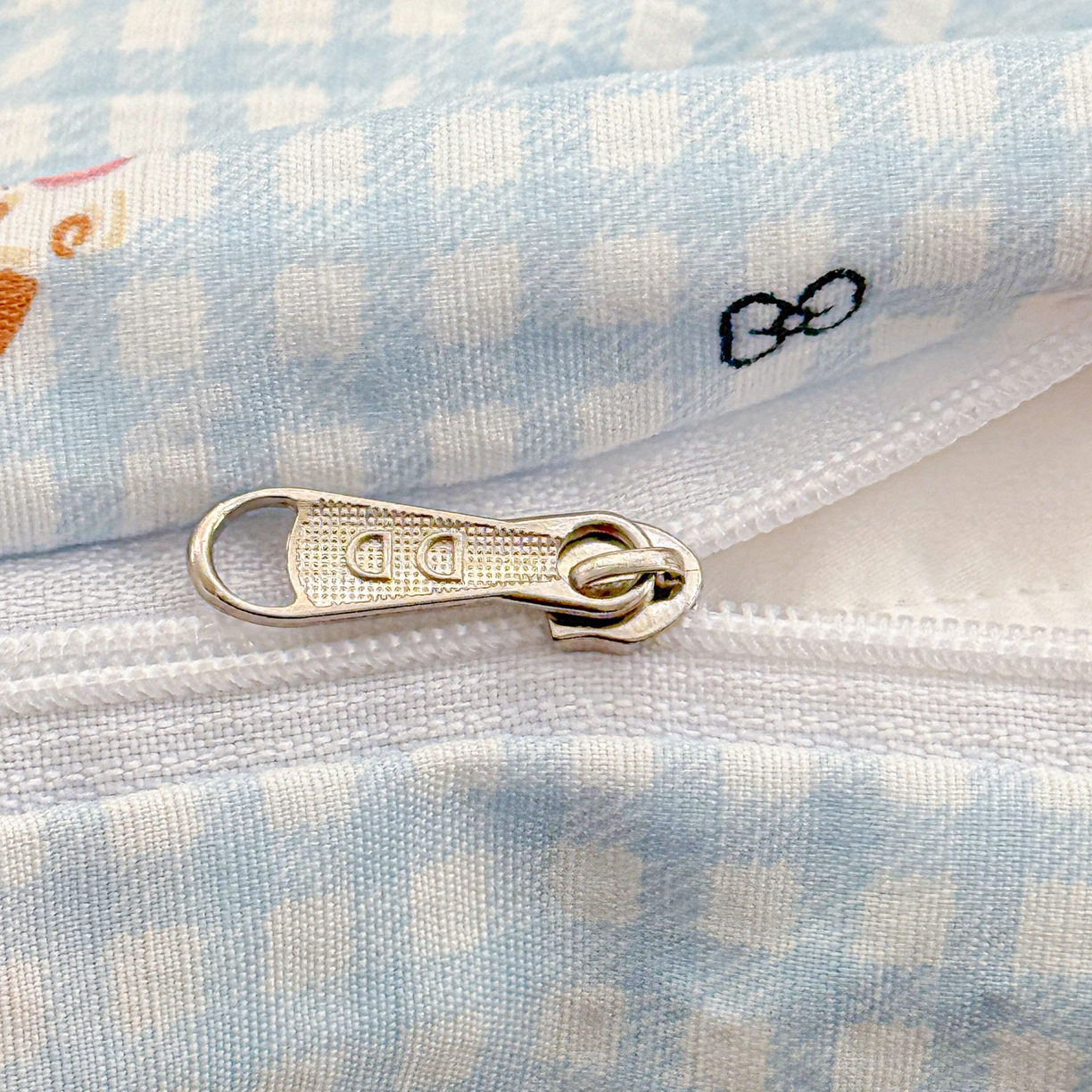 91家纺网 家纺一手货源 找家纺 朵朵家纺 2026新款云感木棉皱皱纱双层纱印花四件套 萌宠派对