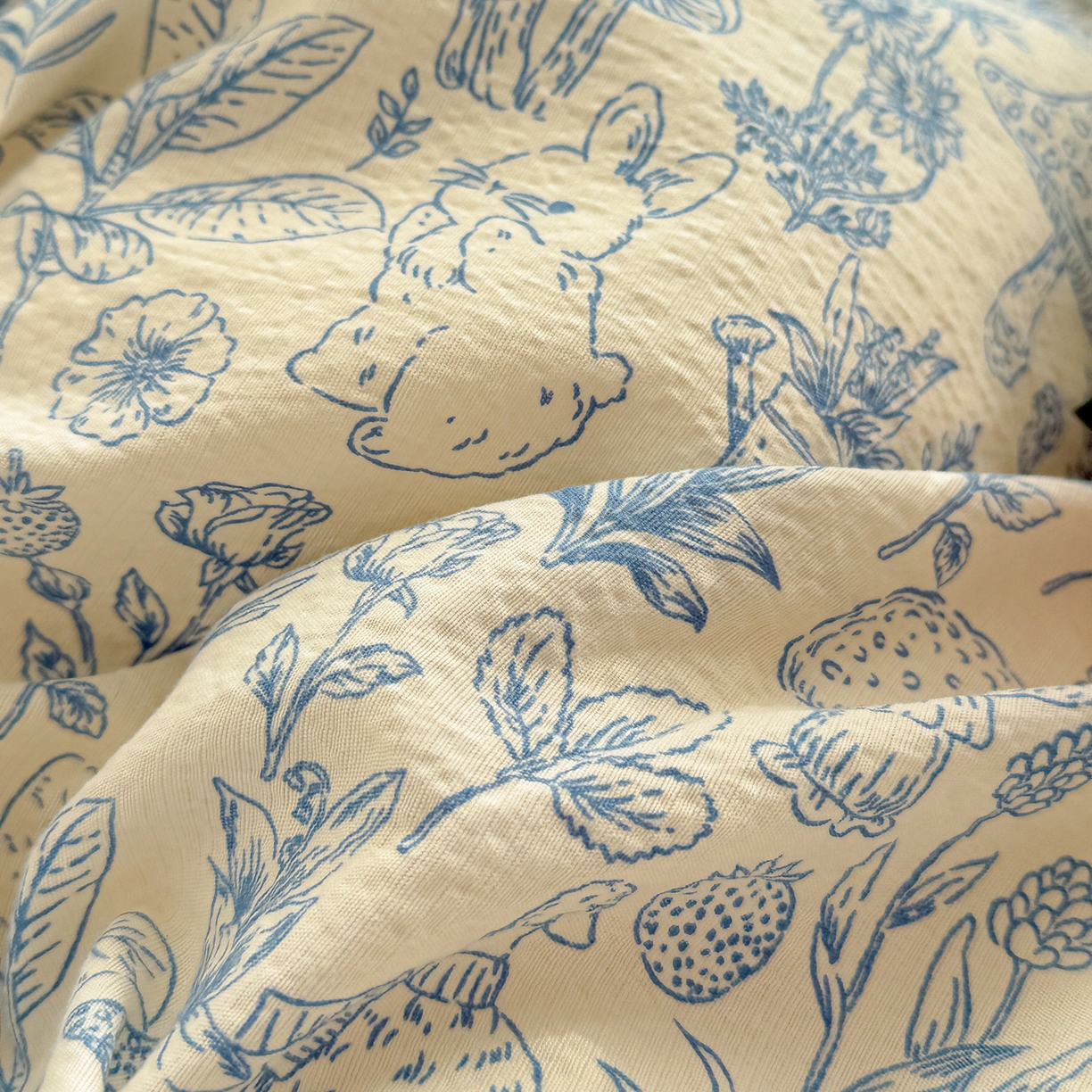 91家纺网 家纺一手货源 找家纺 朵朵家纺 2026新款云感木棉皱皱纱双层纱印花四件套 森林密语