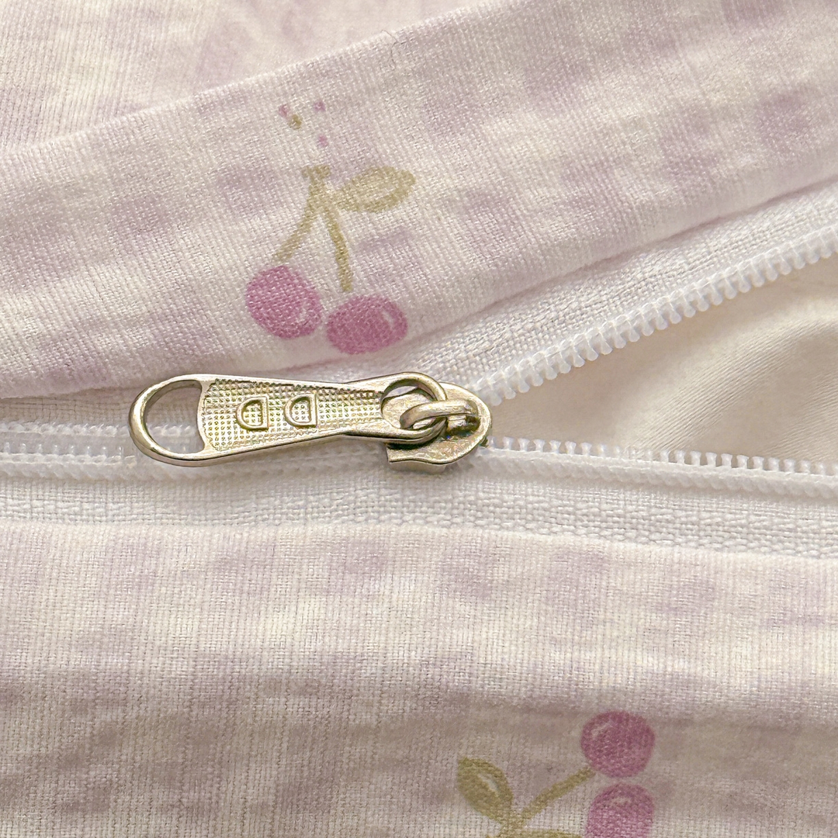 91家纺网 家纺一手货源 找家纺 朵朵家纺 2026新款云感木棉皱皱纱双层纱印花四件套 小樱桃