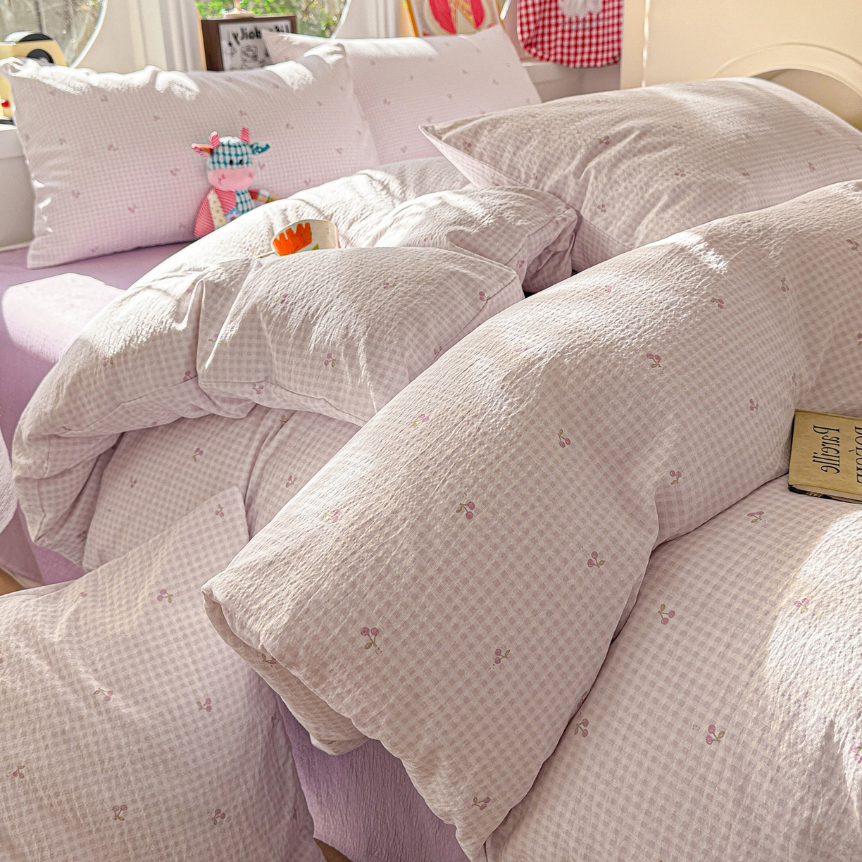 91家纺网 家纺一手货源 找家纺 朵朵家纺 2026新款云感木棉皱皱纱双层纱印花四件套 小樱桃